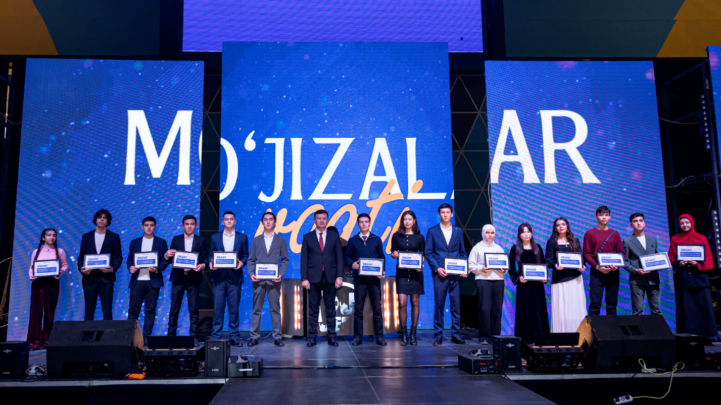 Scholarship recipients on stage at Mo'jizalar event
